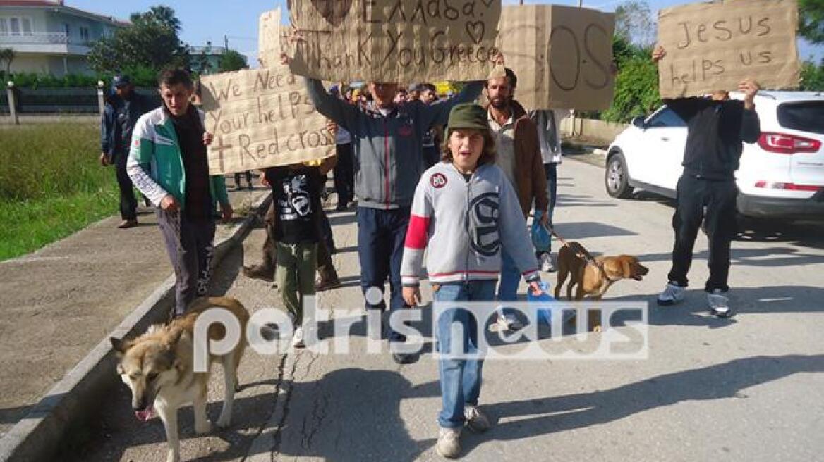 Βίντεο: Πορεία στο κέντρο των Λεχαινών από πρόσφυγες