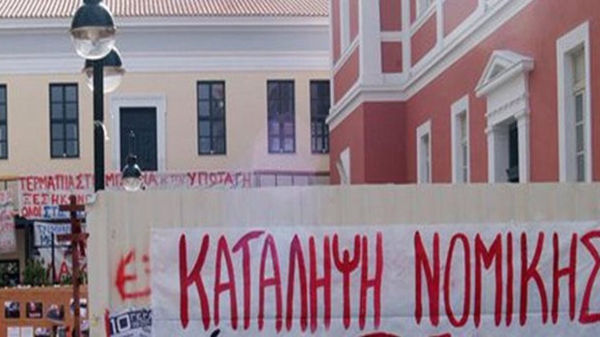 Κλειστή για δεύτερη εβδομάδα η Νομική Αθηνών για τα δίδακτρα των μεταπτυχιακών