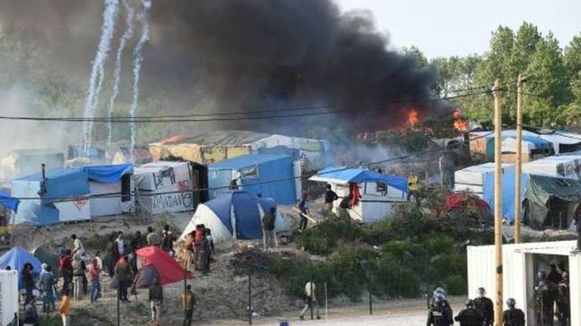 Γαλλία: Περίπου 100 ανήλικοι πρόσφυγες συνεπλάκησαν μεταξύ τους στην «Ζούγκλα» του Καλαί 