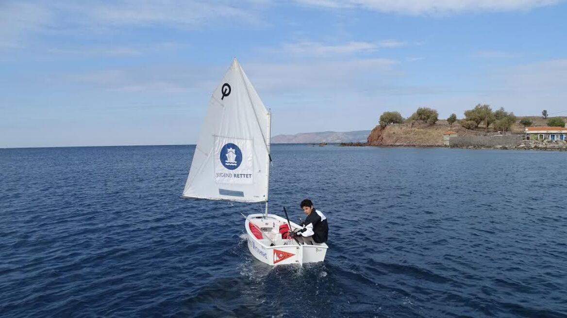 Περίπλους της Λέσβου από 15χρονο: «Οι πρόσφυγες δεν είναι εχθροί μας» 