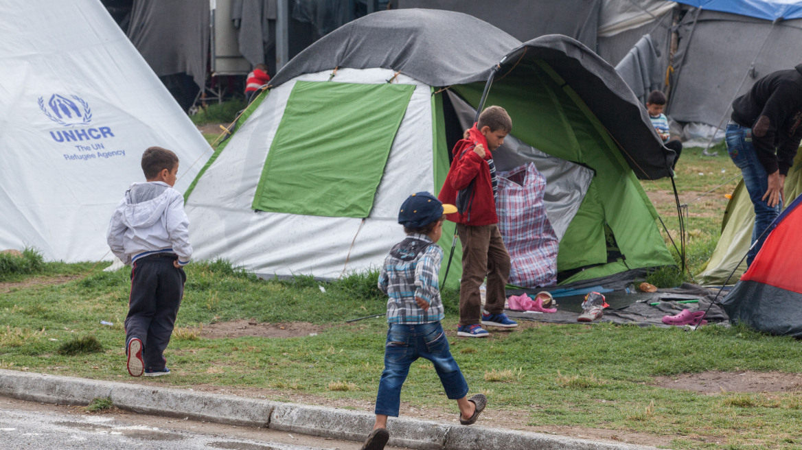 Spiegel: Απελπιστική η κατάσταση στα ελληνικά νησιά - Χάος στους καταυλισμούς