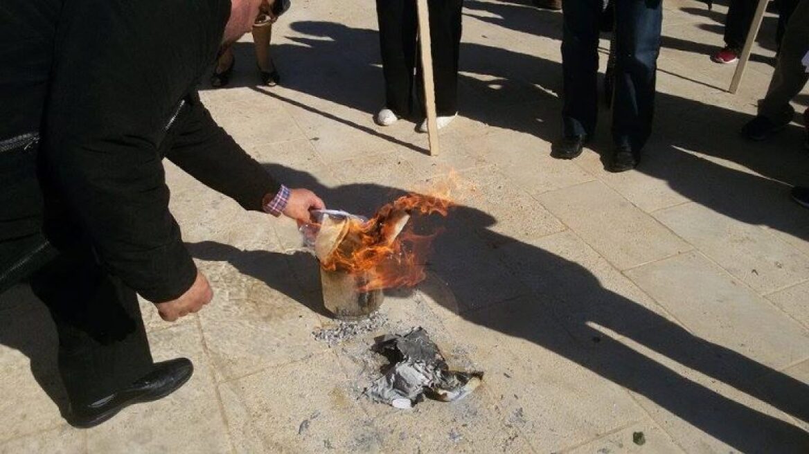 Συνταξιούχοι έκαψαν την επιστολή Κατρούγκαλου και στο Ρέθυμνο 