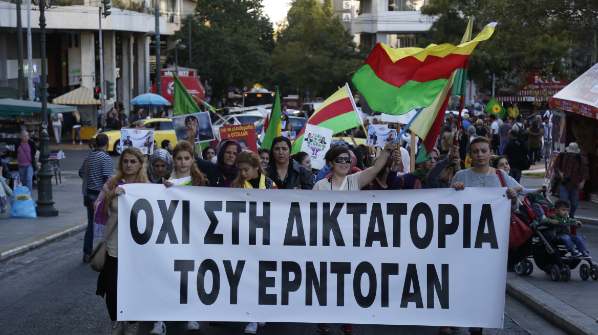 «Όχι στη δικτατορία του Ερντογάν», φώναξαν εκατοντάδες διαδηλωτές στην Αθήνα