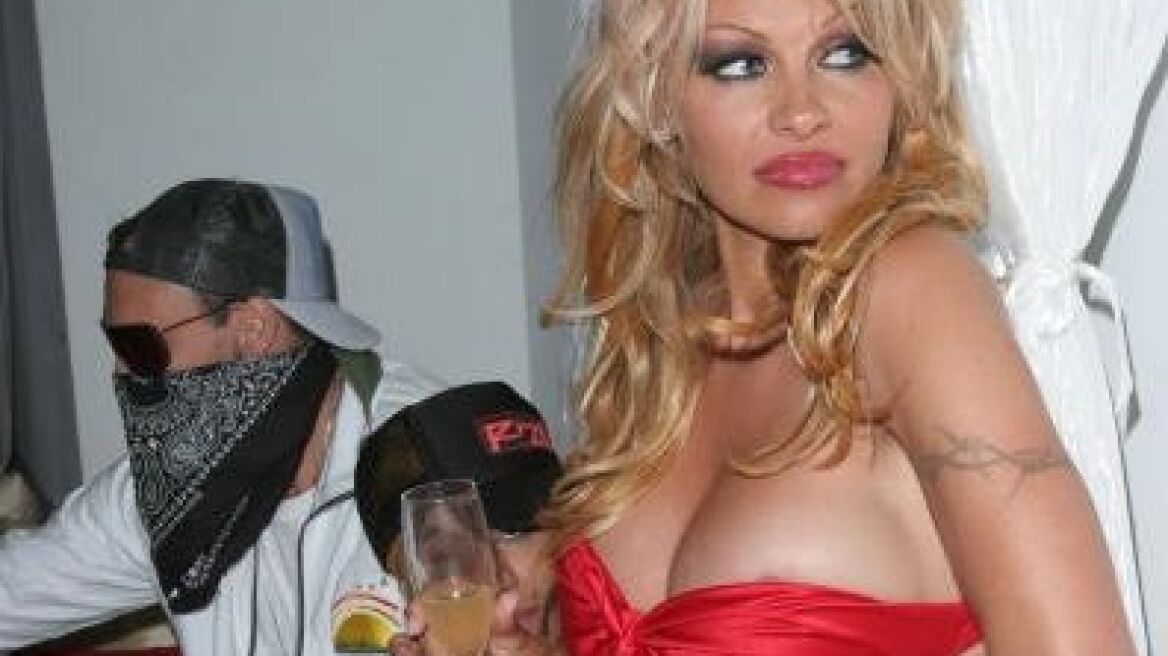 Ποιος θα πάει την Pamela Anderson στο σπίτι; (video)