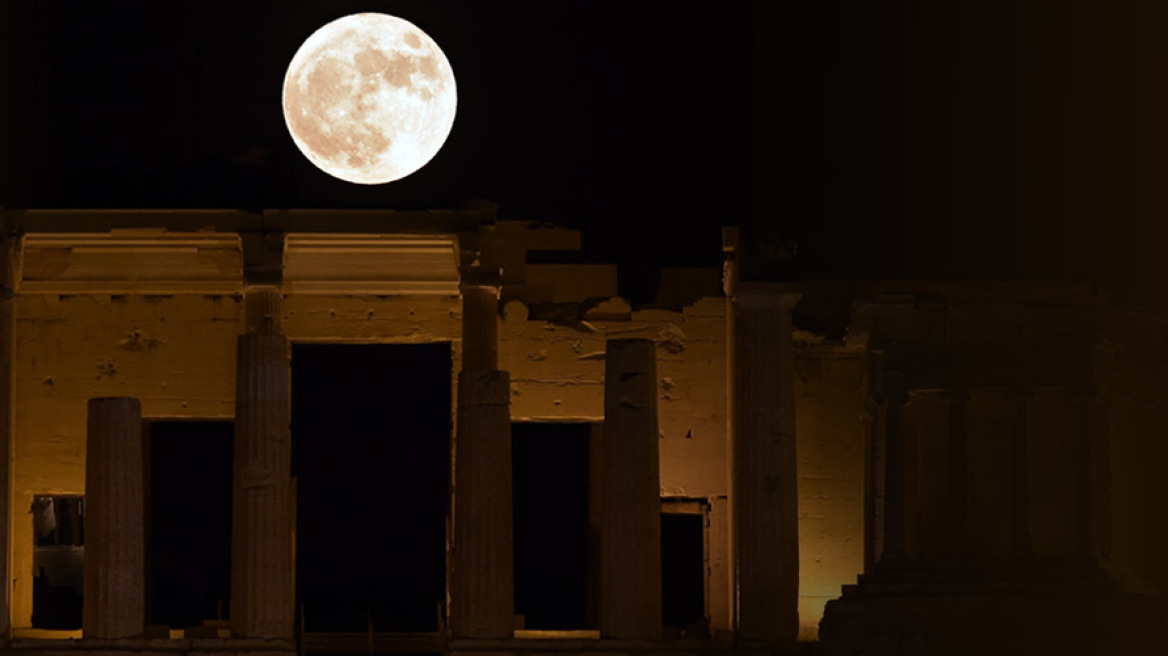 Κι έχει ένα φεγγάρι απόψε...