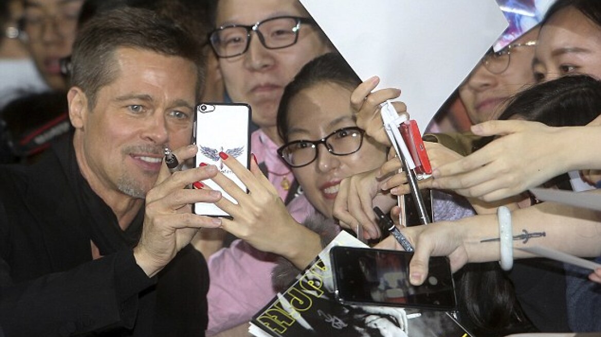 Τα φώτα του... πάνε: Κόκκινο χαλί και selfies για τον Brad Pitt