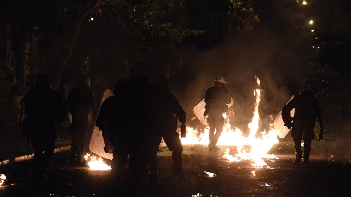 Φωτιές και οδοφράγματα γύρω από το Πολυτεχνείο - Πέντε συλλήψεις