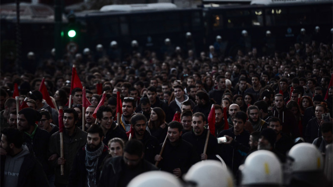 Πολυτεχνείο 2016: 15.000 στη μεγάλη πορεία - Προπηλάκισαν το μπλοκ του ΣΥΡΙΖΑ