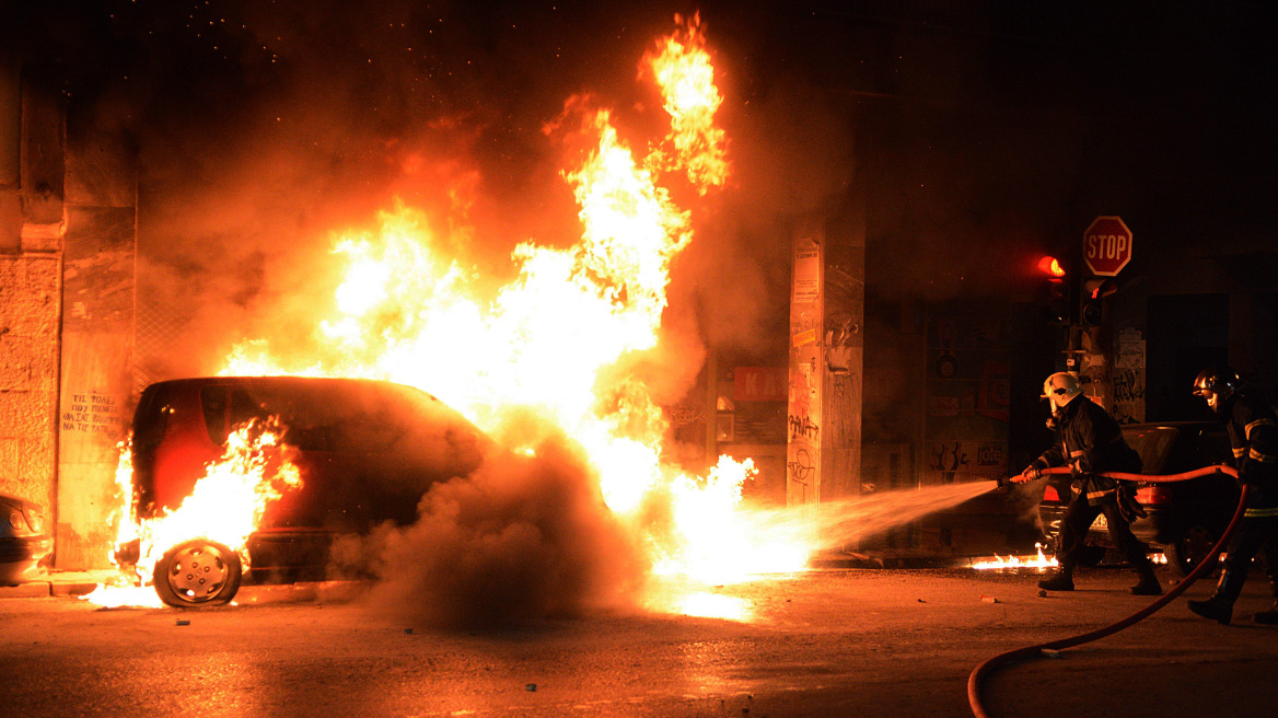 «Φωτιά» σε όλη την Ελλάδα έβαλαν οι κουκουλοφόροι για το Πολυτεχνείο