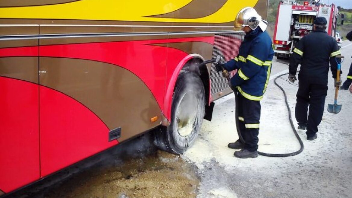 Συναγερμός από φωτιά σε τουριστικό λεωφορείο στη Σάμο