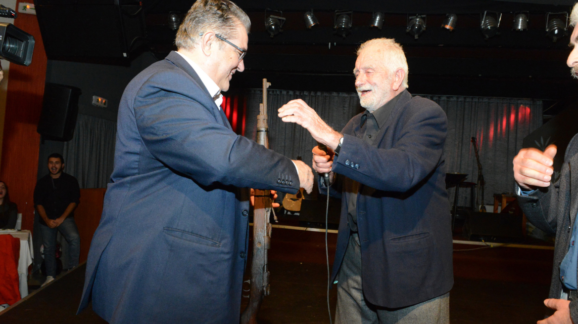 Κουτσούμπας: Με το... όπλο στο χέρι στο Ρέθυμνο (φωτογραφίες και βίντεο)