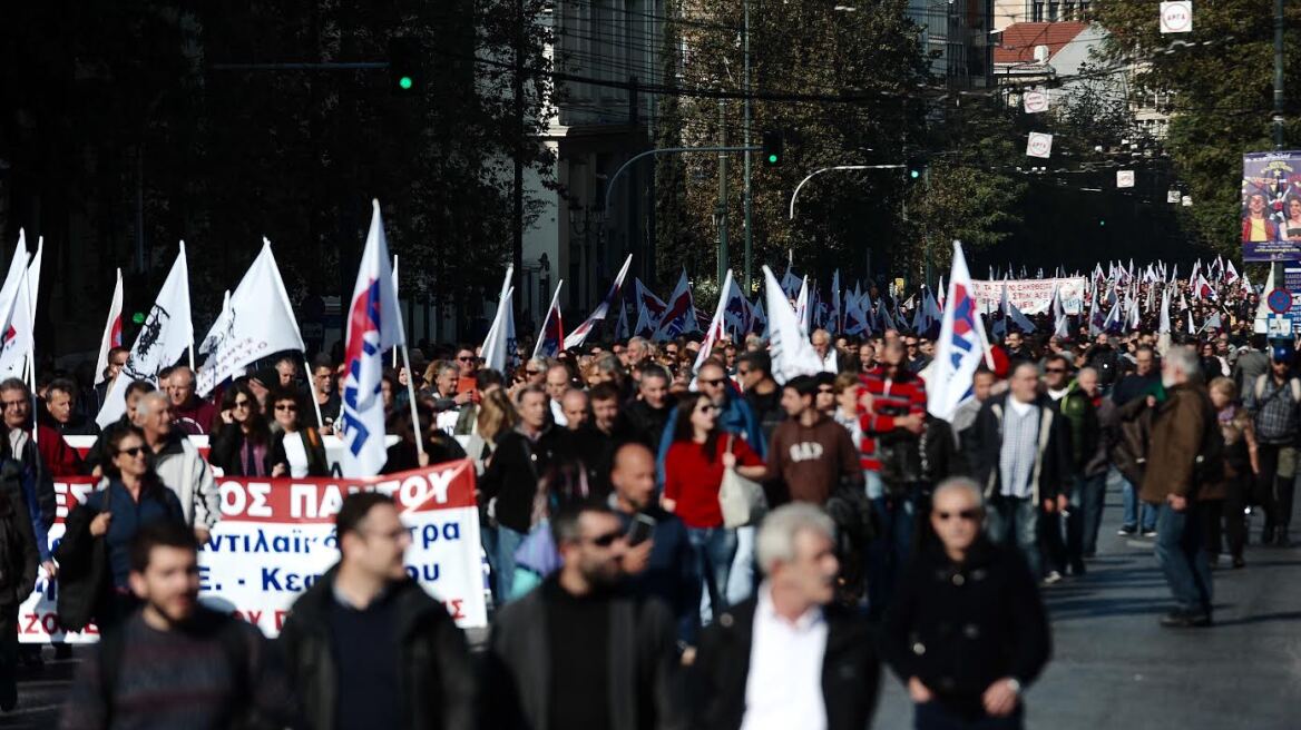 «Όχι άλλες περικοπές, σκίστε τα μνημόνια που λέγατε εχθές» φώναξαν ΠΑΜΕ-ΑΔΕΔΥ έξω από τη Βουλή