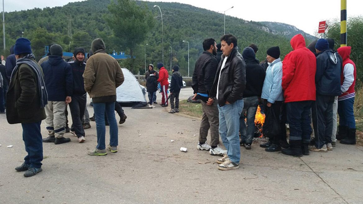 Ενταση στη Μαλακάσα: Πρόσφυγες απειλούν να κάψουν τις σκηνές για να ζεσταθούν