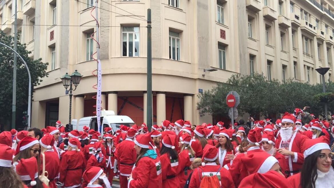 Γέμισε Άγιους Βασίληδες το κέντρο της Αθήνας για το 3ο Athens Santa Run