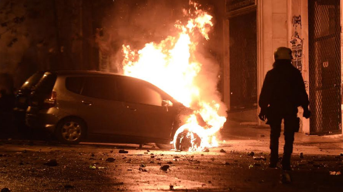 Φωτιές, μολότοφ και οδοφράγματα στα Εξάρχεια 