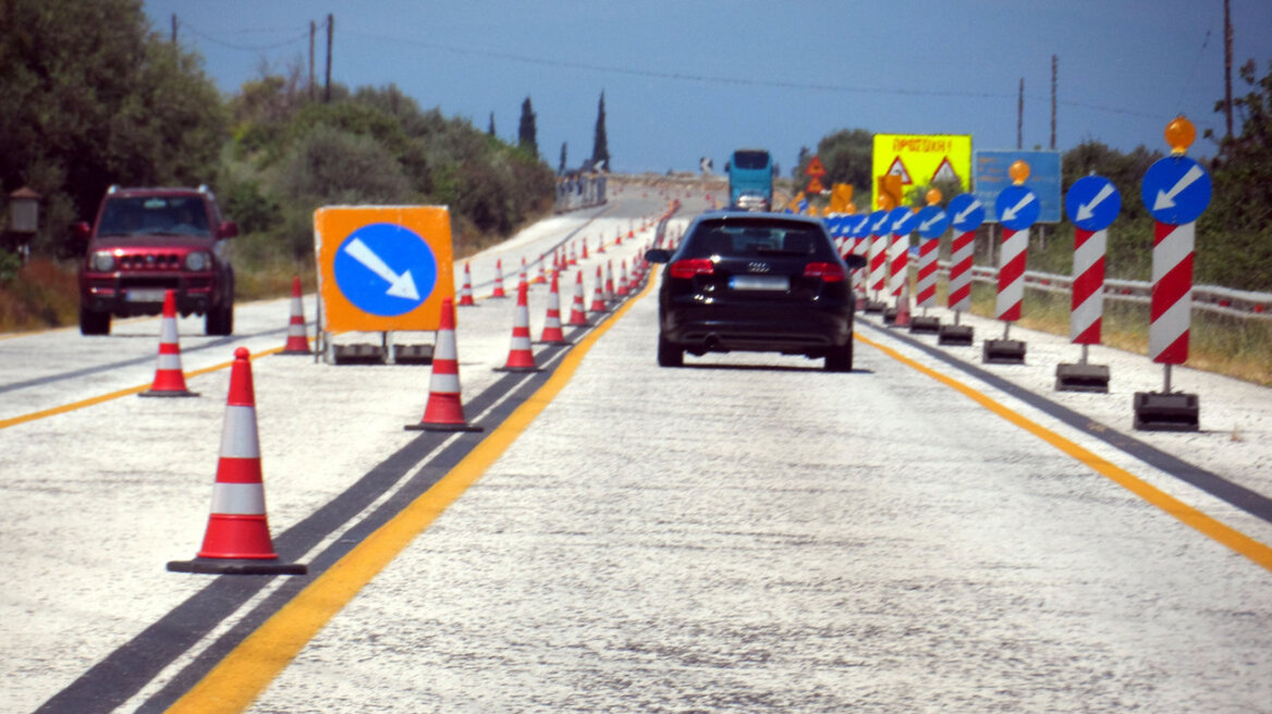 Μπήκε σε υπό κατασκευή τμήμα της Κορίνθου-Πατρών με το ΙΧ και έπεσε στο γκρεμό