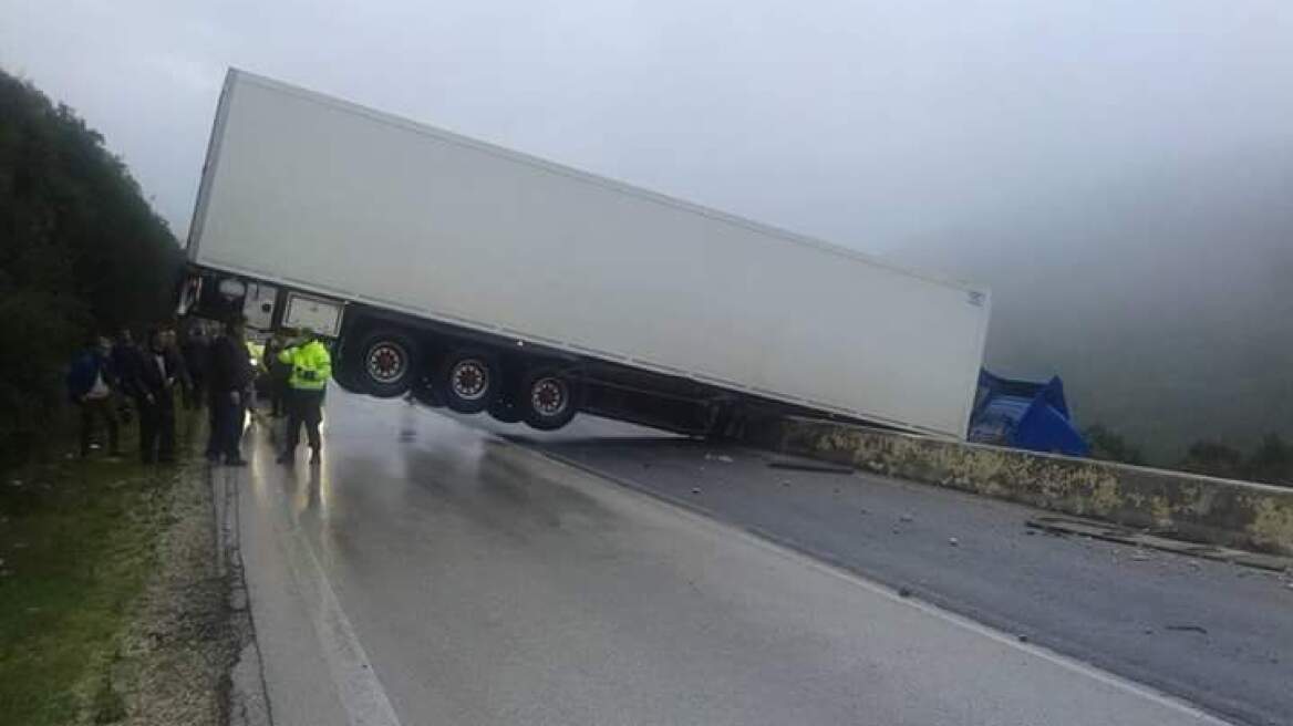 Φωτογραφία: Νταλίκα κρεμόταν στον γκρεμό στην Εθνική Ιωαννίνων-Αθηνών