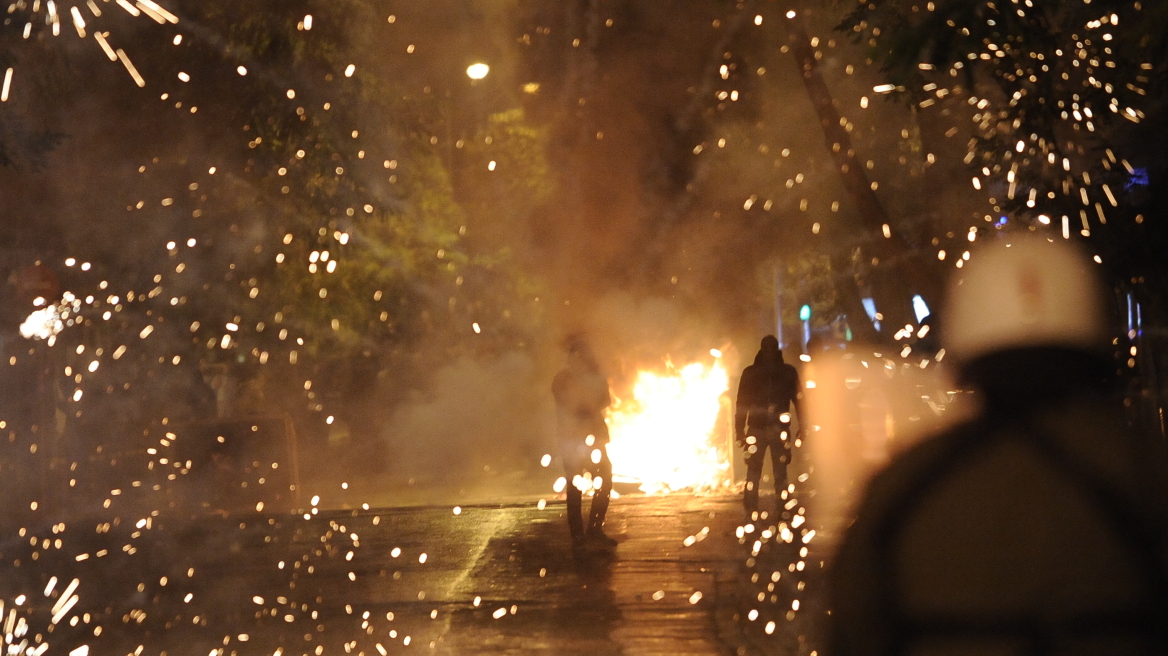 Τα Εξάρχεια πήραν πάλι φωτιά και η Αστυνομία στο ίδιο έργο... θεατής