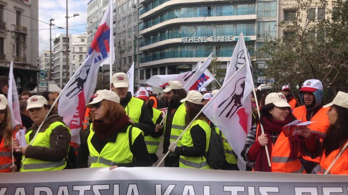 Στη Βουλή η πορεία του ΠΑΜΕ που ξεκίνησε από την Ομόνοια 