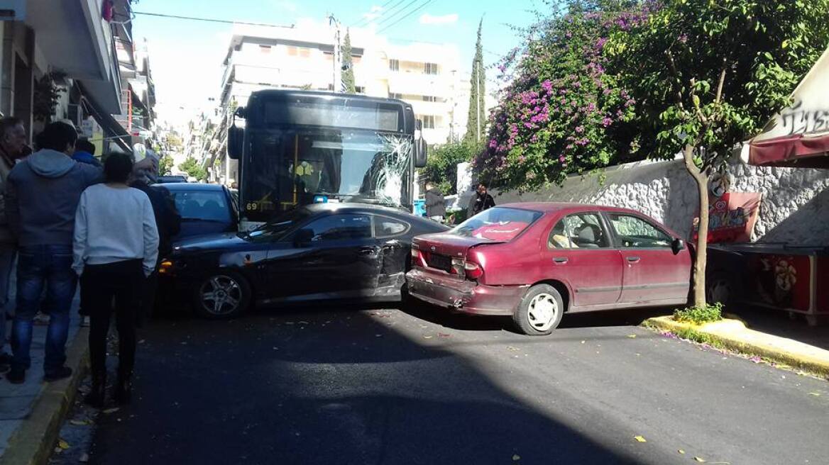 Απίστευτο τροχαίο στον Πειραιά: Ακυβέρνητο λεωφορείο ακρωτηρίασε ηλικιωμένο