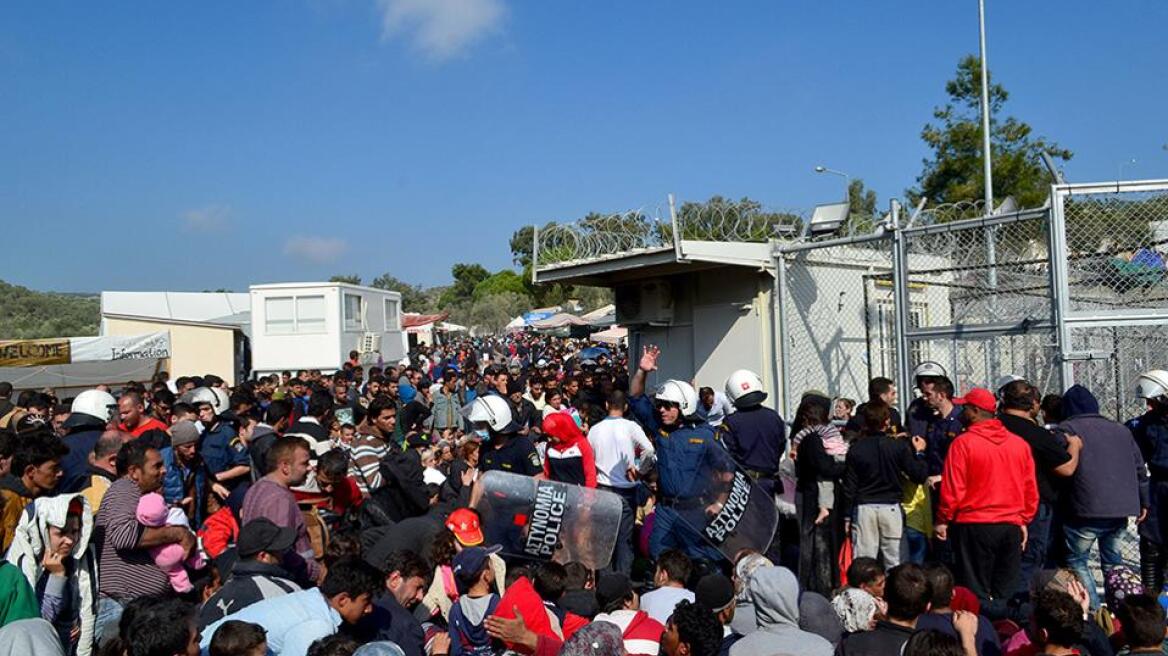 Μετανάστες απείλησαν με μαχαίρι αστυνομικούς στη Μόρια