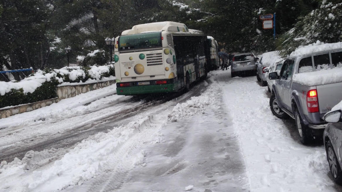 Προβλήματα από το χιονιά: Πώς κινούνται τα λεωφορεία - Δεμένα πλοία στα λιμάνια