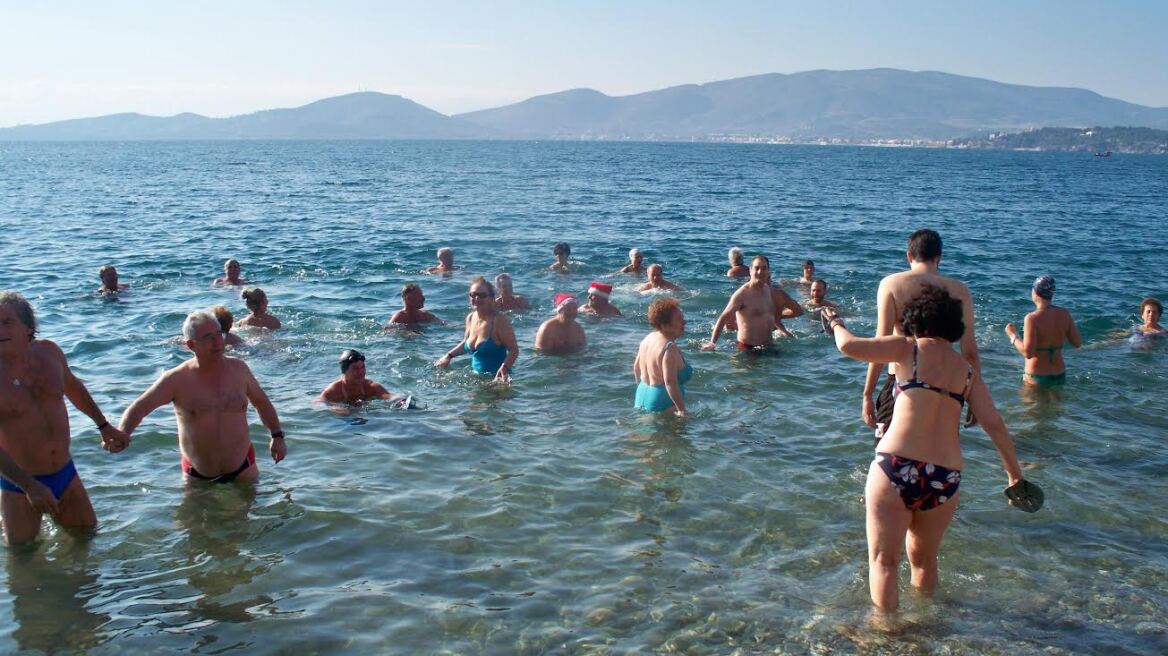 Έκοψαν βασιλόπιτα και βούτηξαν στα παγωμένα νερά του Παγασητικού