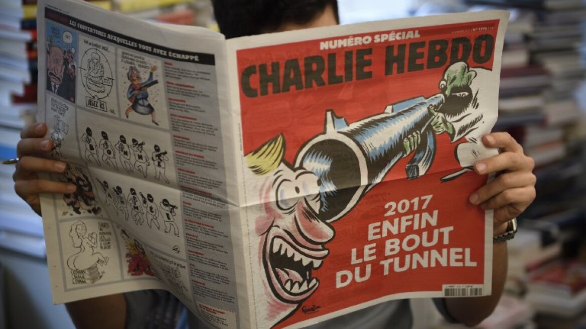 Charlie Hebdo: Με μαύρο χιούμορ το εξώφυλλο για τα δύο χρόνια από τη σφαγή