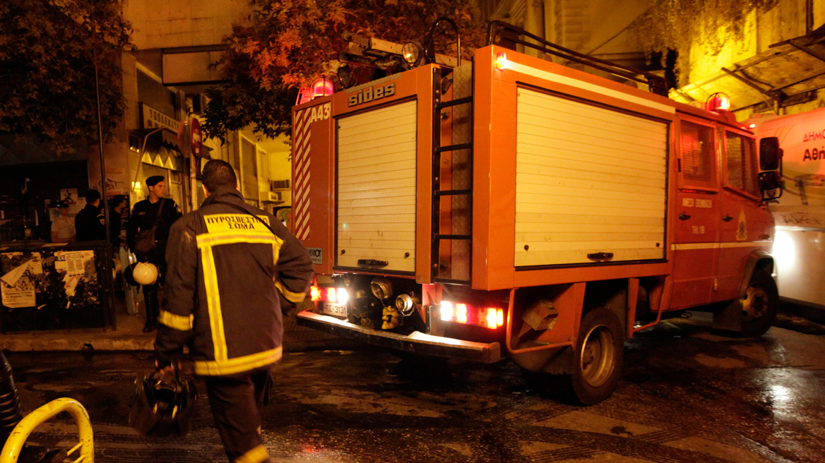 Πυρκαγιά σε διαμέρισμα στην Αγία Βαρβάρα - Απεγκλωβίστηκαν τρία άτομα