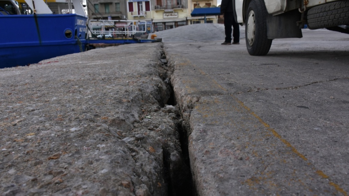 Φωτογραφίες: Βυθίζεται το λιμάνι της Χίου