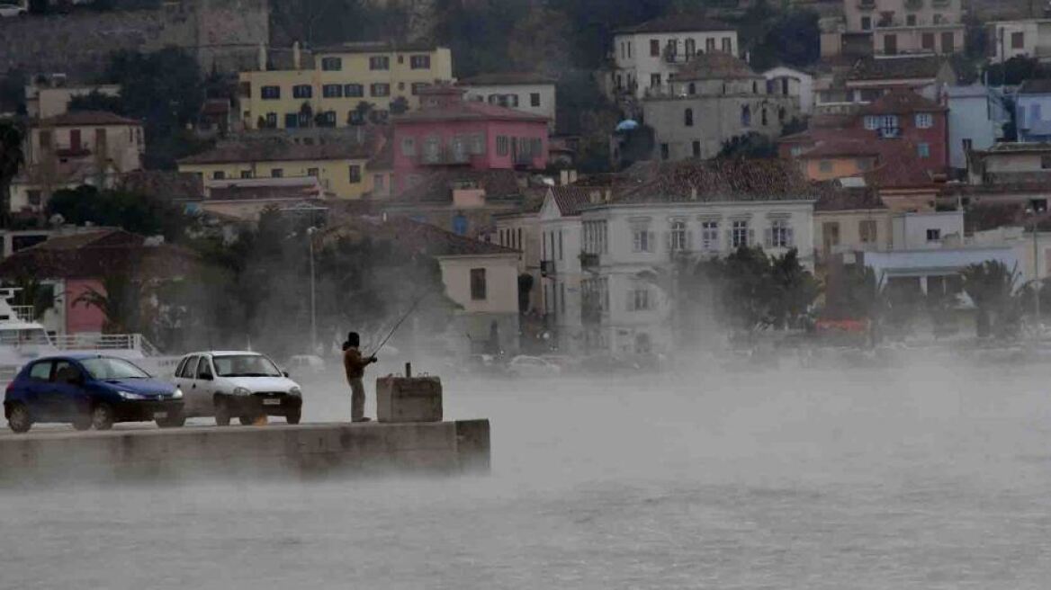 Βίντεο: Εντυπωσιακό φαινόμενο στο Ναύπλιο με την θάλασσα να... «βράζει»