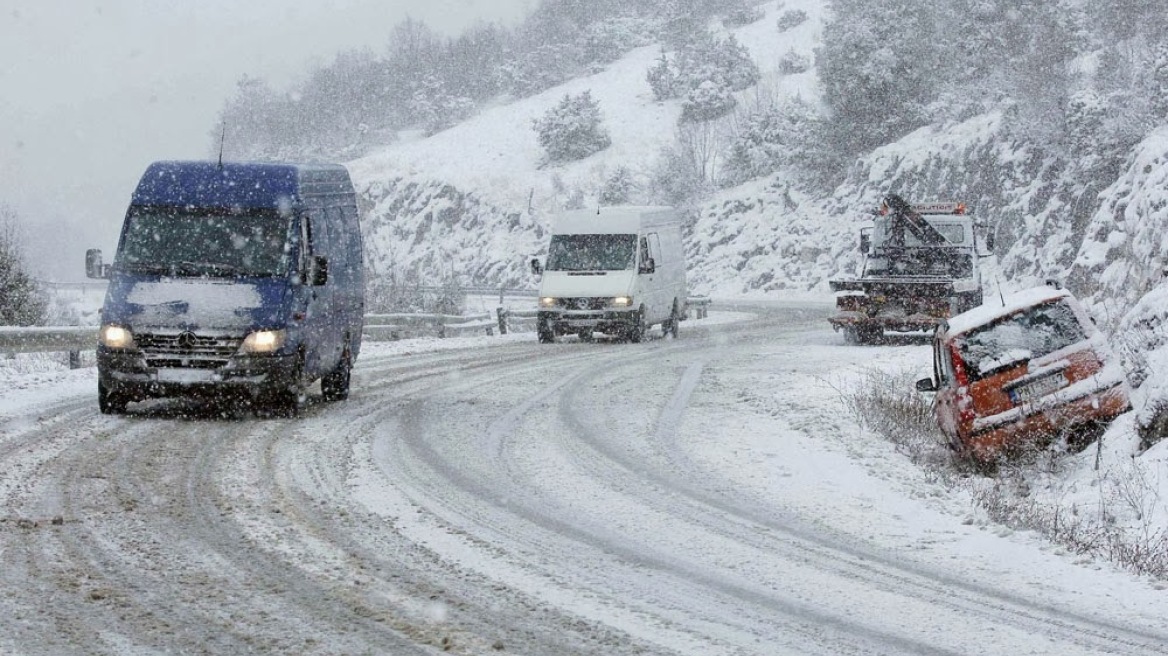 Ο χιονιάς επιφυλάσσει... εκπλήξεις μέχρι και την Τετάρτη