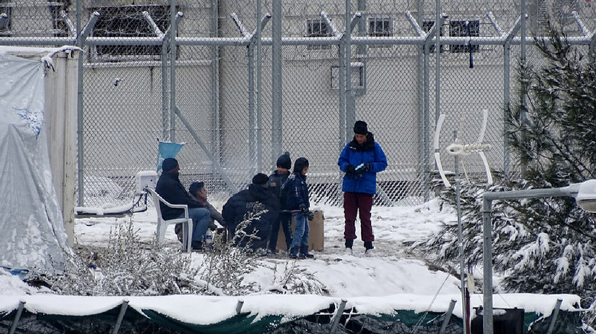 Η Κομισιόν αδειάζει την κυβέρνηση για τη Μόρια