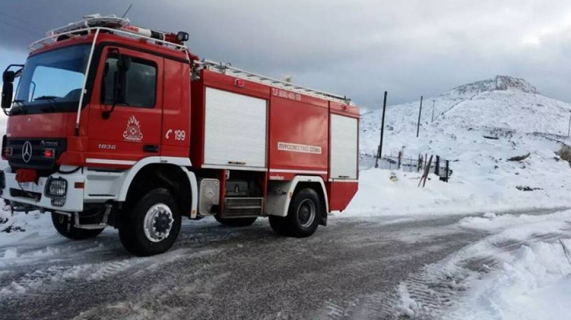 Δεκάδες κλήσεις στη Πυροσβεστική για μεταφορά ασθενών και εγκλωβισμένων λόγω χιονιά