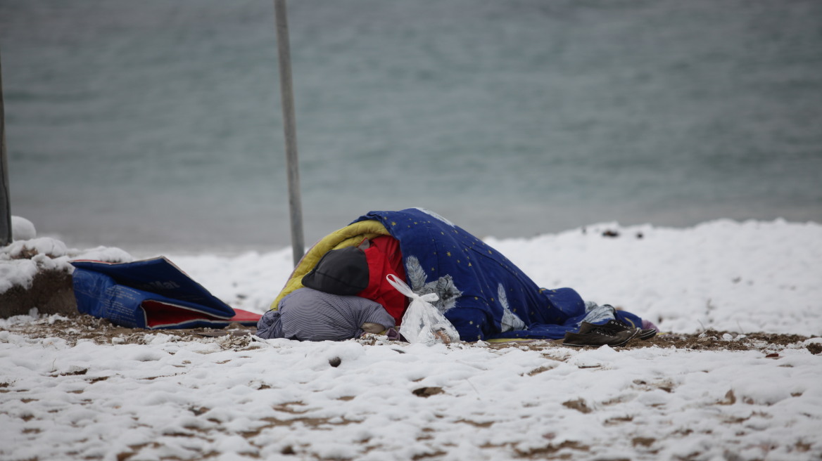 Άστεγος κοιμάται στη χιονισμένη παραλία του Παλαιού Φαλήρου