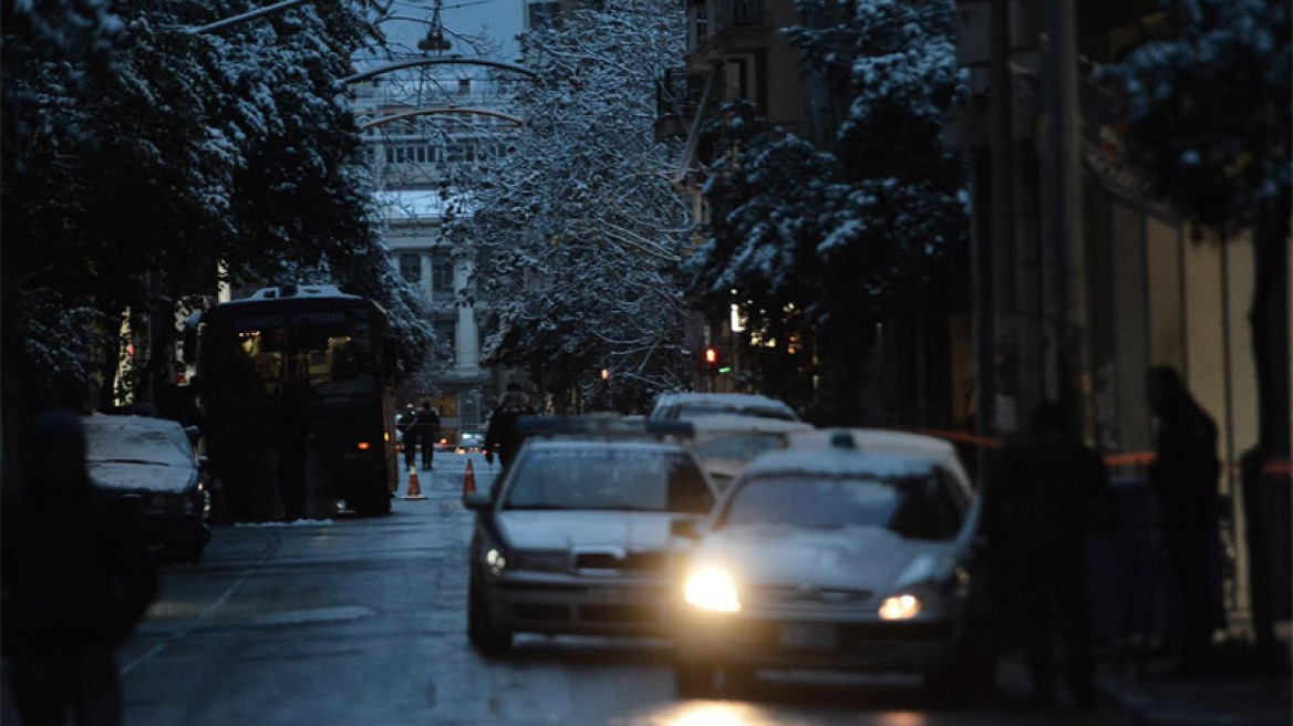 Επίθεση με Καλάσνικοφ σε κλούβα των ΜΑΤ έξω από το ΠΑΣΟΚ - Τραυματίστηκε αστυνομικός