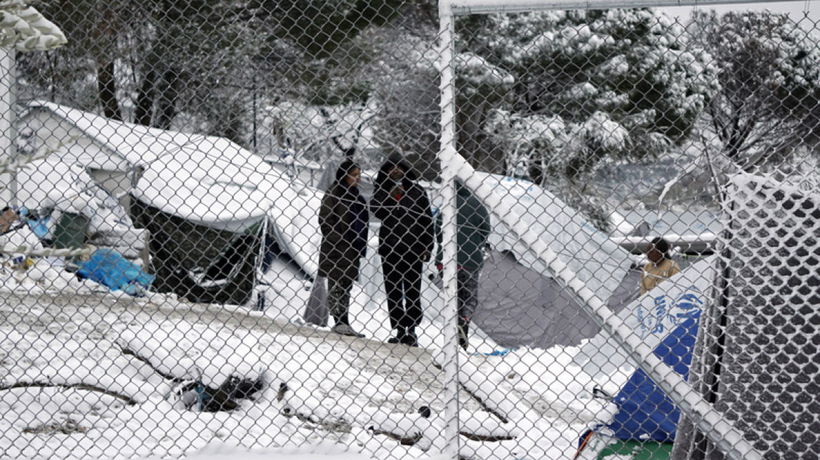 Διασύρεται διεθνώς η Ελλάδα για τους παγωμένους πρόσφυγες