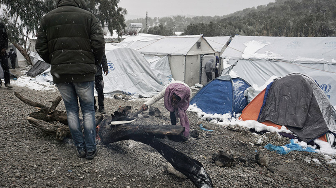 Ακόμα και η «Αυγή» τα χώνει στην κυβέρνηση για τη ντροπή της παγωμένης Μόριας