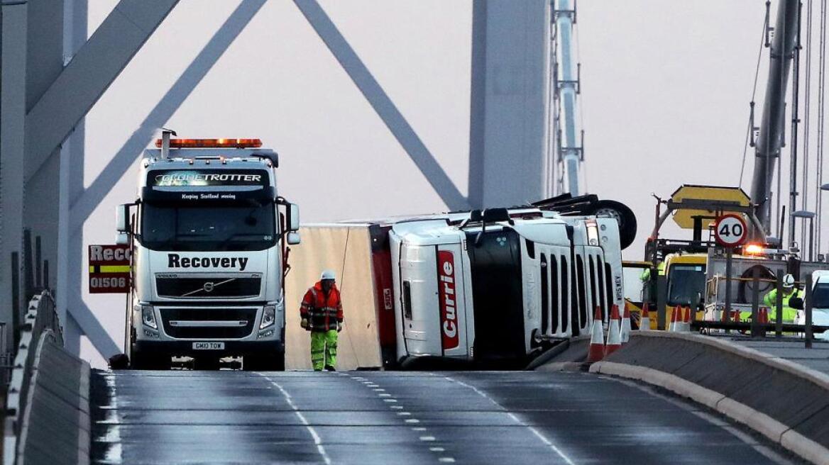 Φωτογραφία: Ο αέρας στη Σκωτία παρέσυρε ολόκληρο φορτηγό!