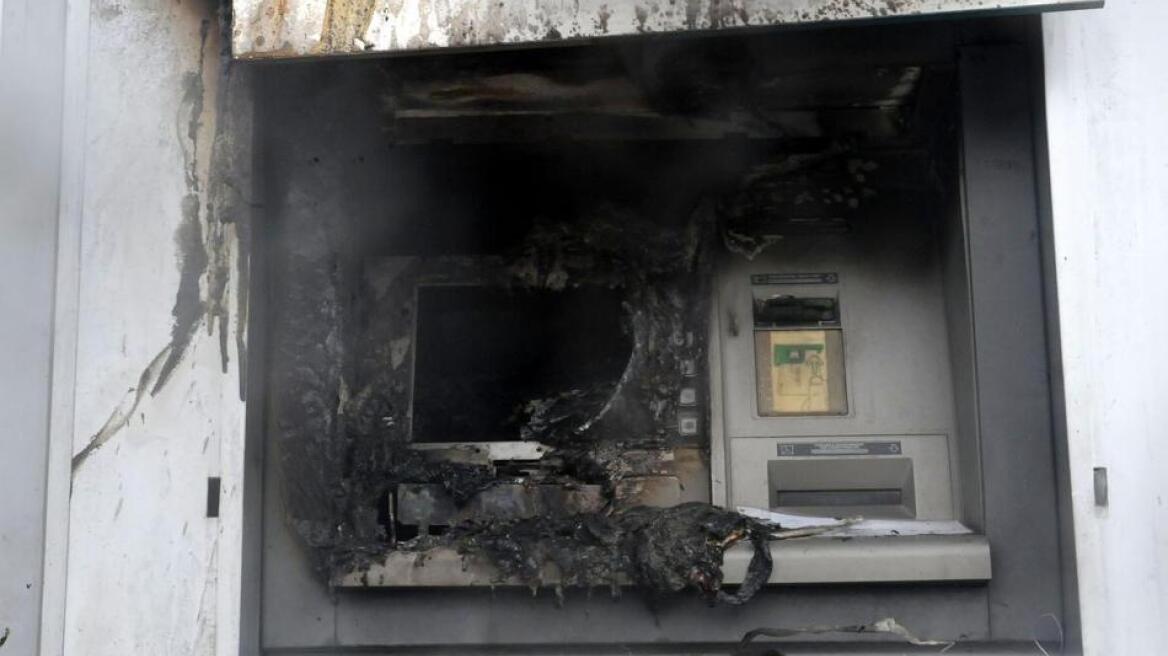 Βόμβα μολότοφ σε ATM στην πλατεία Κάνιγγος