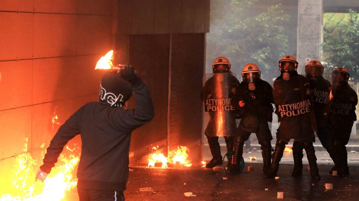 Δύο επιθέσεις με μολότοφ σε διμοιρίες των ΜΑΤ στα Εξάρχεια