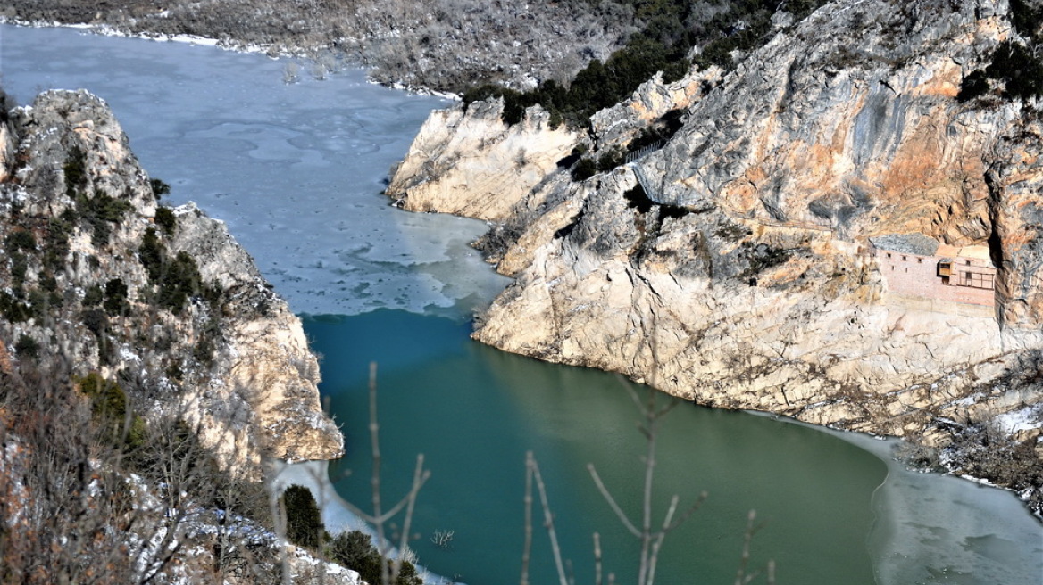 Δυτική Μακεδονία: Πάγωσε η λίμνη Ιλαρίωνα - Εντυπωσιακές εικόνες 