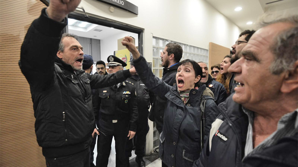 Ένταση σε Αθήνα-Θεσσαλονίκη για τους πλειστηριασμούς: «Κοράκια φύγετε από εδώ»