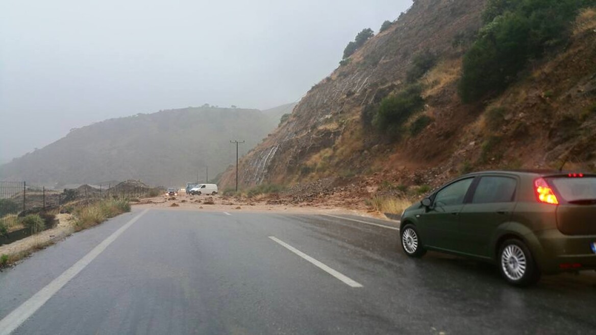 Διεκόπη λόγω κατολίσθησης η κυκλοφορία στην Κορίνθου - Πατρών