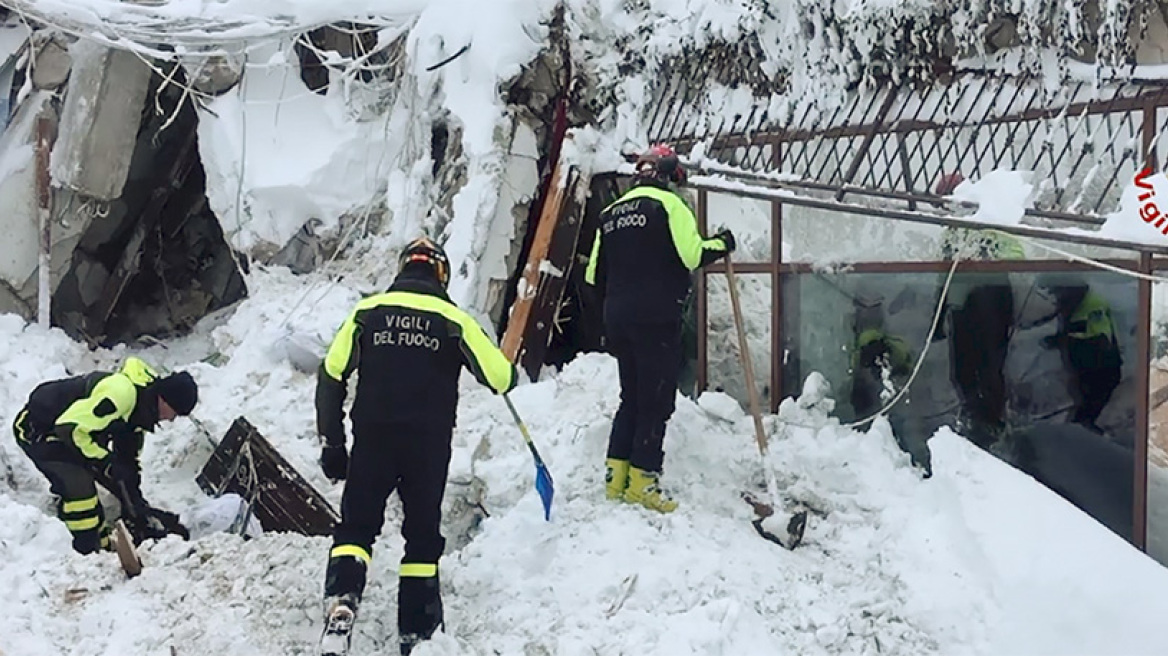 Ιταλία: Μάχη με το χρόνο για πέντε επιζώντες στα συντρίμμια του ξενοδοχείου