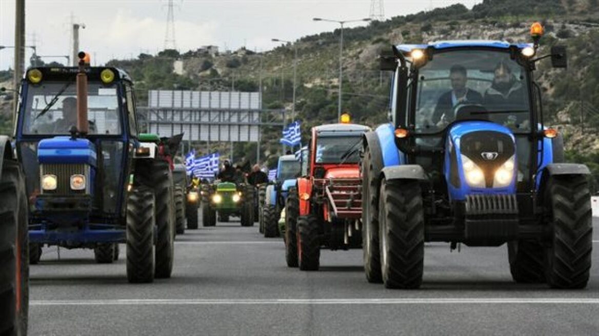 Ηράκλειο: Με τα τρακτέρ τους οι αγρότες κλείνουν εφορία και κόμβο στα Πραιτώρια