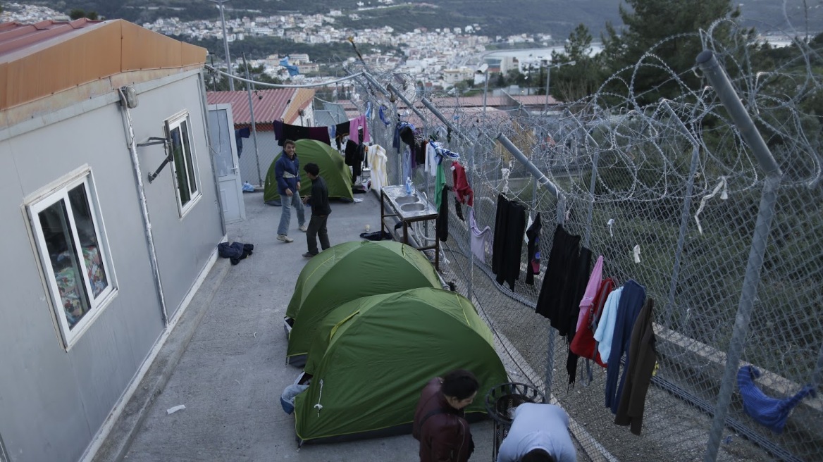 Επεισόδιο με δημοσιογράφους έξω από το κέντρο προσφύγων της Σάμου