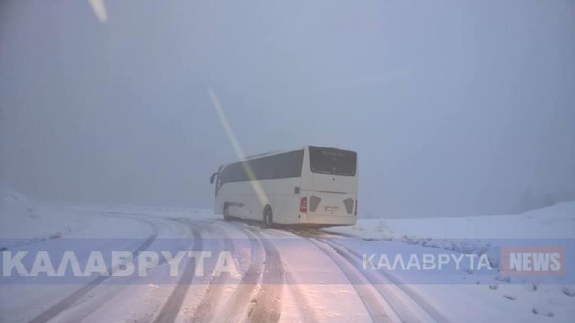 Καλάβρυτα: Λεωφορείο με μαθητές και εργαζόμενους εγκλωβίστηκε λόγω του χιονιά 