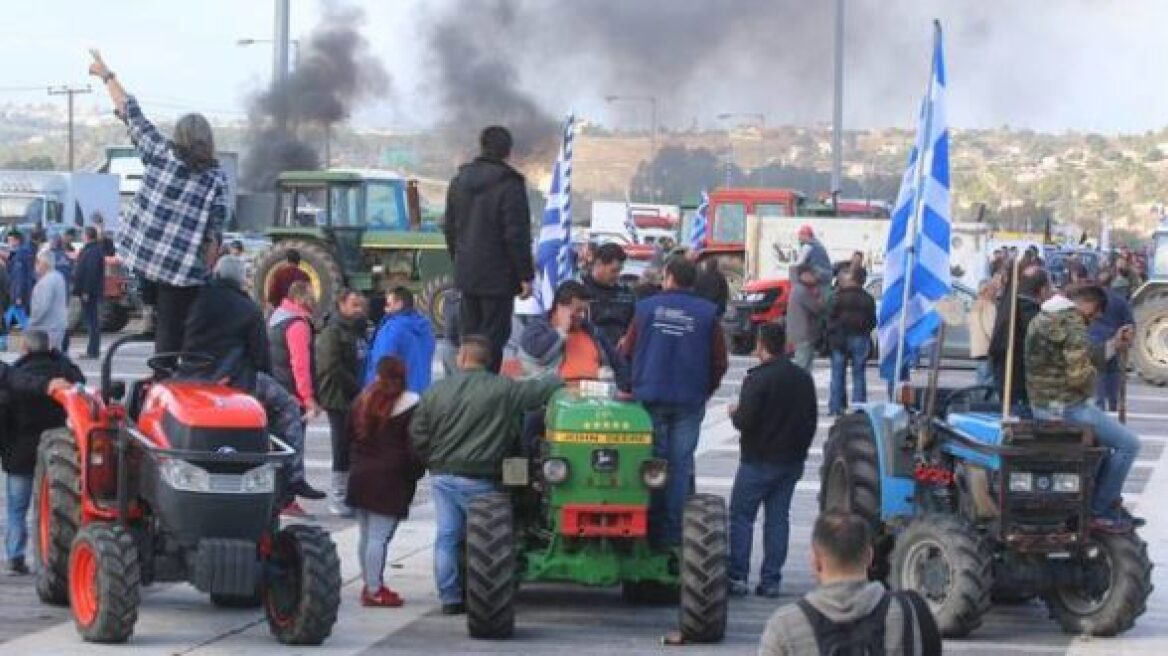 Οι αγρότες έκλεισαν την Εθνική Οδό Πατρών-Κορίνθου