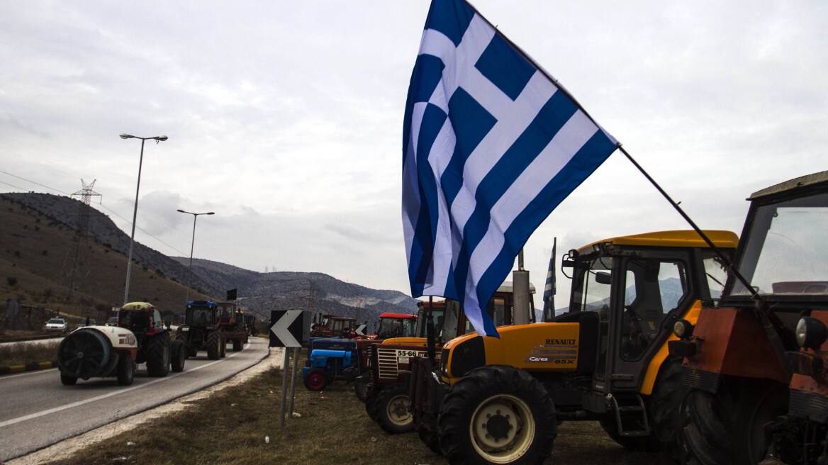 Στους δρόμους τα τρακτέρ - Στήνουν νέα μπλόκα οι αγρότες